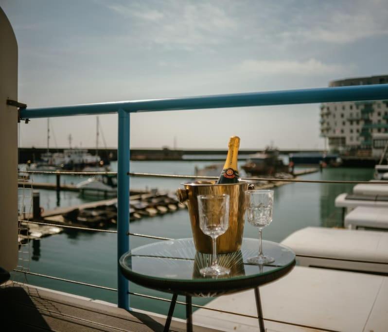 Tiny Floating Home With Marina Views Brighton Dış mekan fotoğraf