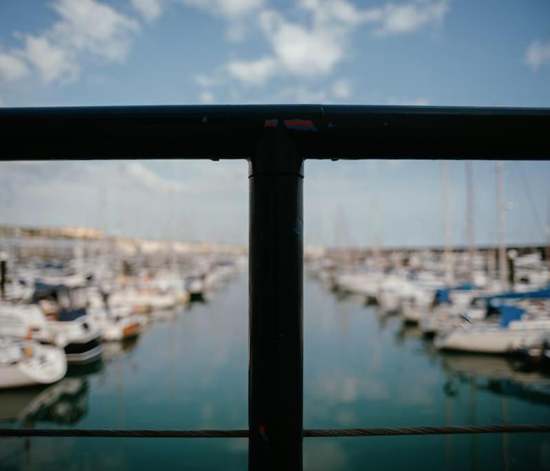 Tiny Floating Home With Marina Views Brighton Dış mekan fotoğraf