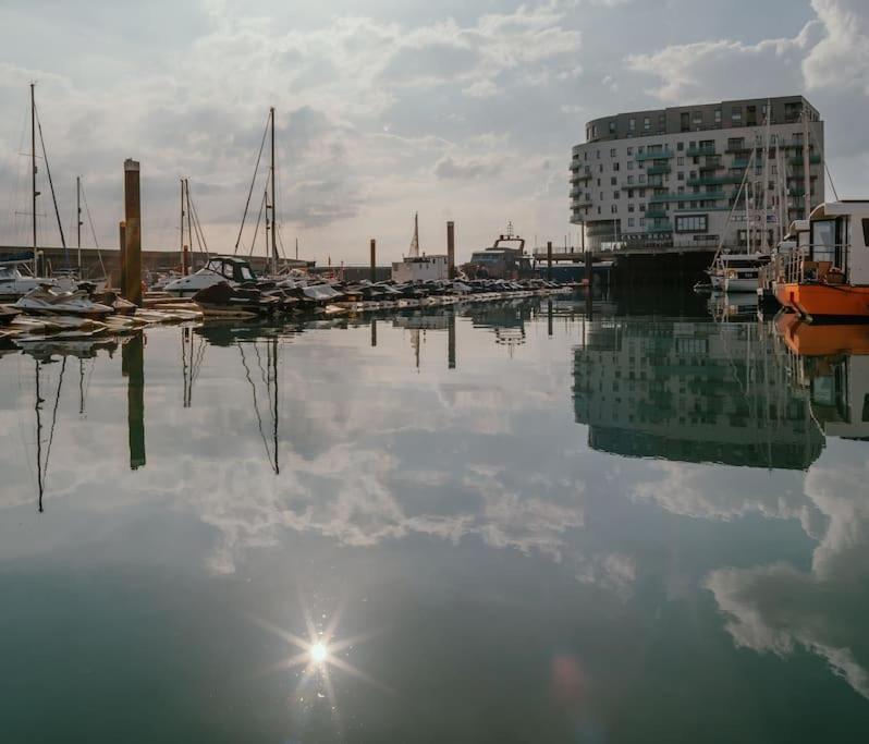 Tiny Floating Home With Marina Views Brighton Dış mekan fotoğraf