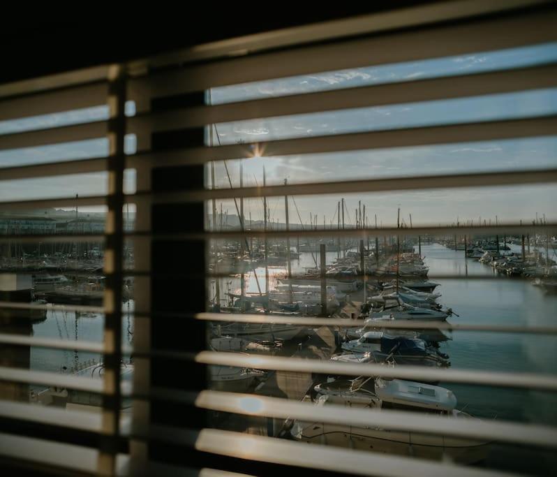 Tiny Floating Home With Marina Views Brighton Dış mekan fotoğraf